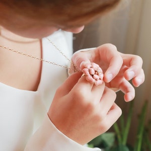 Anneau avec la fleur rose, anneau doré avec des émails roses et cristaux de strass légers, artisanat image 2