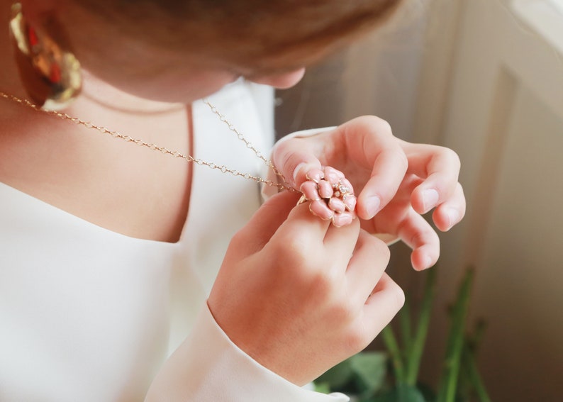 Anneau avec la fleur rose, anneau doré avec des émails roses et cristaux de strass légers, artisanat image 2