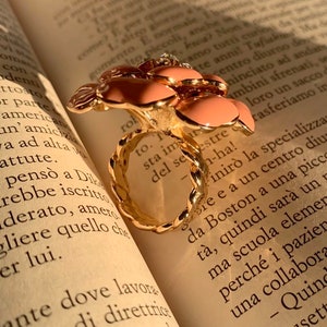 Anneau avec la fleur rose, anneau doré avec des émails roses et cristaux de strass légers, artisanat image 8