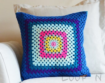 Kleurrijke oma vierkant gehaakte kussenhoes: retro boho woondecoratie