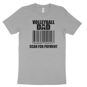 以下が含まれることがあります： グレーのTシャツに、黒い文字で「バレーボールパパ」と、バーコードに「640509 040147」と「スキャンして支払い」という文字が書かれています。