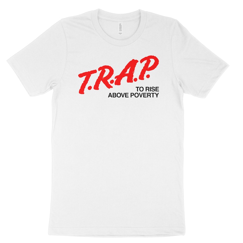 Puede incluir: Camiseta blanca con un gr&aacute;fico rojo que dice "T.R.A.P. To Rise Above Poverty"
