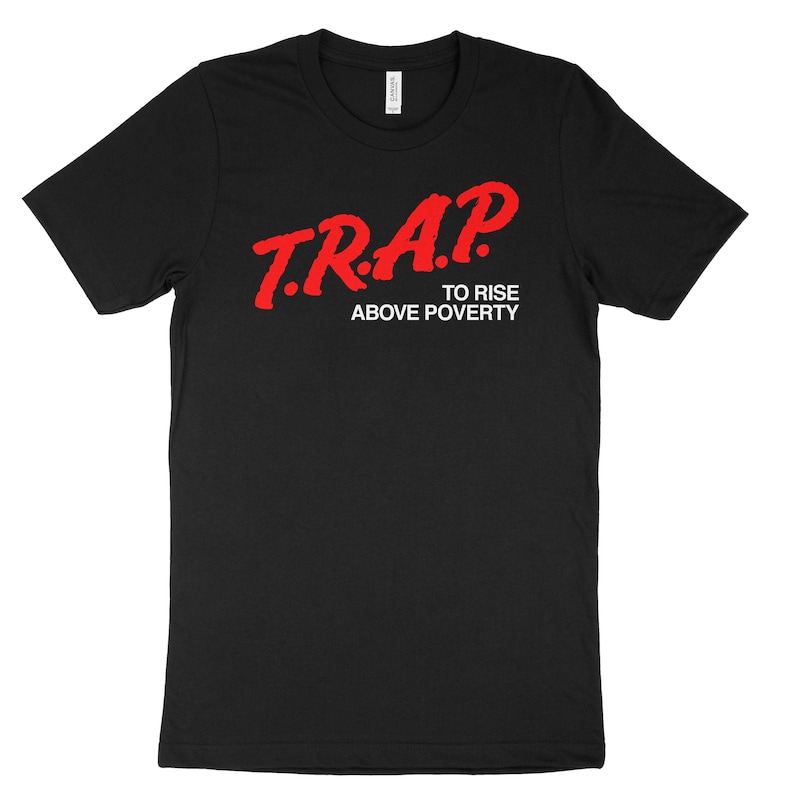 Puede incluir: Camiseta negra con texto rojo que dice "T.R.A.P. To Rise Above Poverty".