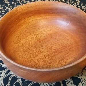 Voedselveilige kom van gombihout 7"