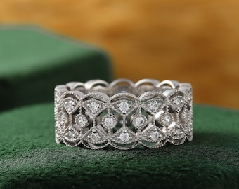 Aliança Art Déco com filigrana, aliança de casamento vitoriana com detalhes em milgrain, aliança de noivado vintage antiga com moissanita redonda dos anos 1020 em ouro 14K.