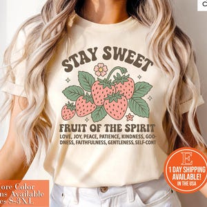 ステイ・スウィート・シャツ、フルーツ・オブ・ザ・スピリット・クリスチャンTシャツ、信仰に基づいたストロベリーTシャツ、女性用聖書の一節グラフィックTシャツ