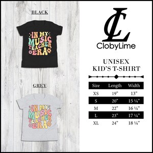 Pode incluir: Camiseta unisex para crian&ccedil;as com o texto "In My Music Teacher Era" em uma fonte retr&ocirc; com flores coloridas. A camiseta est&aacute; dispon&iacute;vel em preto e cinza. Tabela de tamanhos inclu&iacute;da com medidas em polegadas.