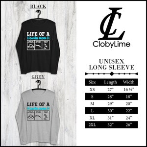 Peut inclure: Un t-shirt &agrave; manches longues unisexe avec le texte "Life of a Swim Mom" en bleu et blanc. Le t-shirt est disponible en noir et gris. Le tableau des tailles indique la longueur et la largeur du t-shirt en pouces pour les tailles XS &agrave; 2XL.
