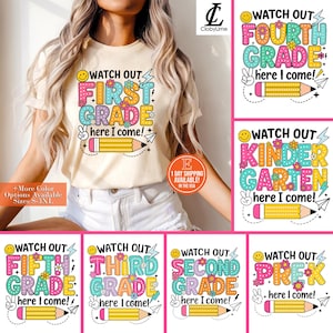 Peut inclure: T-shirt crème avec un graphisme coloré "Watch Out First Grade here I come!". Le motif comprend un crayon, des fleurs et un signe de paix. D'autres chemises avec différents niveaux scolaires sont également présentées.