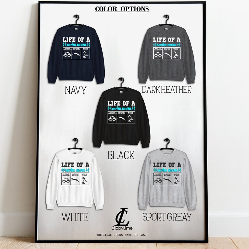 Peut inclure: Une maquette de sweat-shirt avec le texte "Life of a Swim Mom" en blanc avec un graphique bleu d'une paire de lunettes de natation et d'un nageur. Le sweat-shirt est pr&eacute;sent&eacute; en cinq couleurs diff&eacute;rentes&nbsp;: marine, gris chin&eacute; fonc&eacute;, noir, blanc et gris sport.