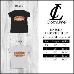 Puede incluir: Camisetas unisex para ni&ntilde;os, negras y grises, con el texto "FAVORITE DAUGHTER SINCE 1999" en un dise&ntilde;o retro. La imagen incluye una tabla de tallas con medidas en cm.
