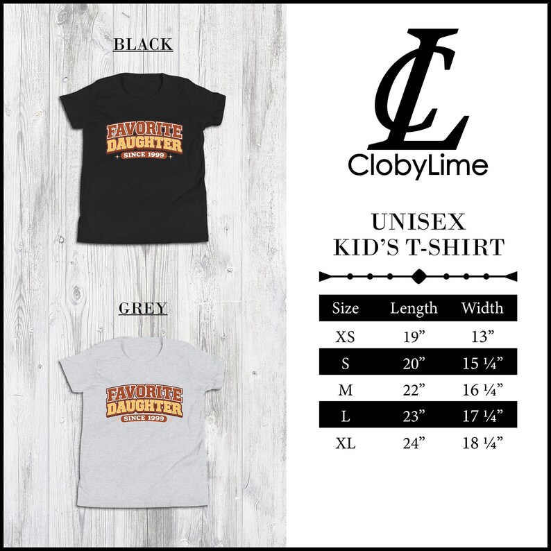 Puede incluir: Camisetas unisex para ni&ntilde;os, negras y grises, con el texto "FAVORITE DAUGHTER SINCE 1999" en un dise&ntilde;o retro. La imagen incluye una tabla de tallas con medidas en cm.