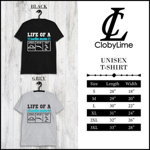 Peut inclure: Un t-shirt unisexe avec le texte "Life of a Swim Mom" et des illustrations de lunettes de natation, d'un nageur et d'un plongeoir. Le t-shirt est disponible en noir et gris. Le tableau des tailles indique la longueur et la largeur du t-shirt en pouces pour les tailles S, M, L, XL, 2XL et 3XL.