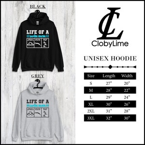 Peut inclure: Sweat-shirt &agrave; capuche unisexe avec le texte "Life of a swim mom" en bleu et blanc. Le sweat-shirt est disponible en noir et gris. Un tableau des tailles indique la longueur et la largeur du sweat-shirt en pouces pour les tailles S, M, L, XL, 2XL et 3XL.