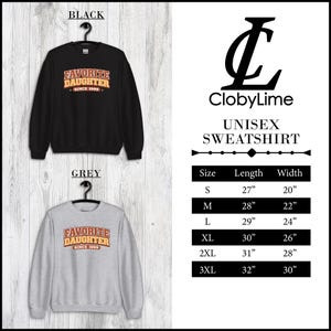 Puede incluir: Sudaderas unisex negras y grises con el texto "FAVORITE DAUGHTER SINCE 1999" en estilo retro. La tabla de tallas muestra largos de 68.5 cm a 81.3 cm y anchos de 50.8 cm a 76.2 cm.