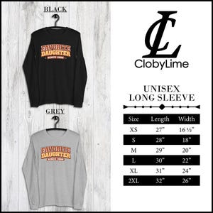 Puede incluir: Camisetas de manga larga negras y grises con el texto "FAVORITE DAUGHTER SINCE 1999" en un dise&ntilde;o retro. Las camisetas se muestran en perchas. Se incluye una tabla de tallas, con medidas en cm.