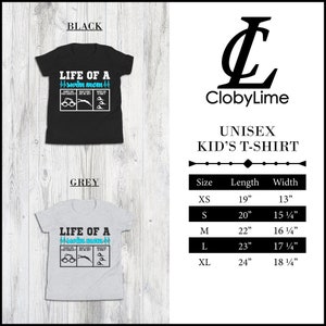Peut inclure: Un t-shirt unisexe pour enfant avec le texte "Life of a swim mom" en bleu et blanc. Le t-shirt est disponible en noir et gris. Le tableau des tailles indique la longueur et la largeur du t-shirt en pouces.
