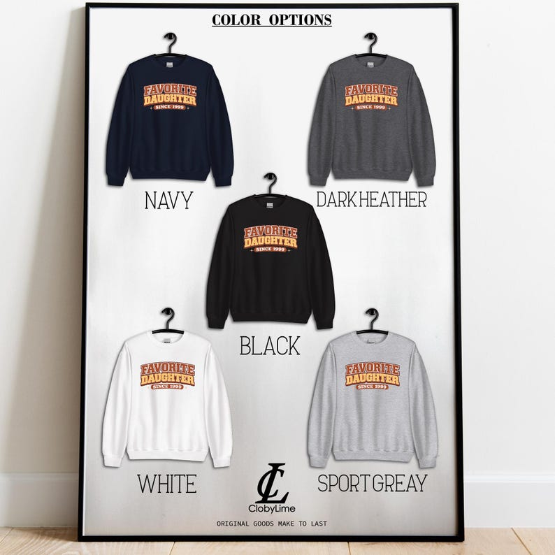 Puede incluir: Una exhibici&oacute;n enmarcada de cinco sudaderas en varios colores: azul marino, gris oscuro, negro, blanco y gris deportivo. Cada sudadera presenta el texto "FAVORITE DAUGHTER SINCE 1999" en un estilo retro. Tambi&eacute;n se ve el nombre de la marca "ClobyLime".
