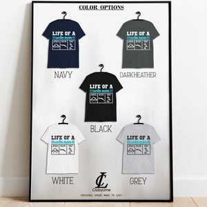 Peut inclure: Un t-shirt &agrave; motif graphique avec le texte "Life of a Swim Mom" avec des lunettes de natation et une ic&ocirc;ne de nageur. Le t-shirt est disponible en bleu marine, gris fonc&eacute;, noir, blanc et gris.