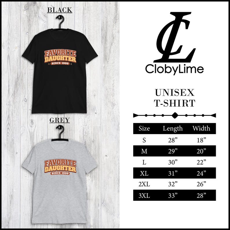 Puede incluir: Camisetas unisex negras y grises con el texto "FAVORITE DAUGHTER SINCE 1999" en un estilo retro. Las camisetas se muestran en perchas. Una tabla de tallas muestra las medidas en cent&iacute;metros.