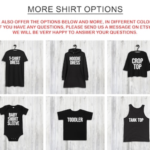 Puede incluir: Imagen que muestra varios estilos de camisetas negras, incluyendo un vestido camiseta, un vestido con capucha, un top corto, una manga corta para beb&eacute;, una camiseta para ni&ntilde;o peque&ntilde;o y una camiseta sin mangas. Cada camiseta se muestra en una percha con texto blanco que indica el estilo.