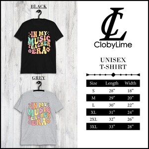 Pode incluir: Camiseta unissex com o texto "In My Music Teacher Era" em uma fonte retr&ocirc; com letras e flores coloridas. A camiseta est&aacute; dispon&iacute;vel em preto e cinza. O gr&aacute;fico de tamanhos mostra as medidas em polegadas.