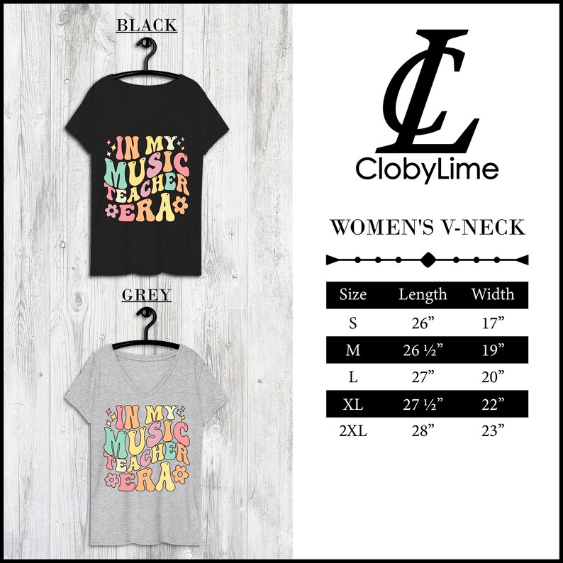 Pode incluir: Uma camiseta de gola V preta e cinza com o texto "In My Music Teacher Era" em letras retr&ocirc; coloridas. A camiseta est&aacute; dispon&iacute;vel nos tamanhos S, M, L, XL e 2XL. O gr&aacute;fico de tamanhos mostra o comprimento e a largura de cada tamanho em polegadas.