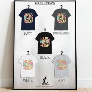 Pode incluir: Cinco camisetas em diferentes cores, azul marinho, cinza escuro, preto, branco e cinza, com o texto "In My Music Teacher Era" em uma fonte retr&ocirc; com letras e flores coloridas.