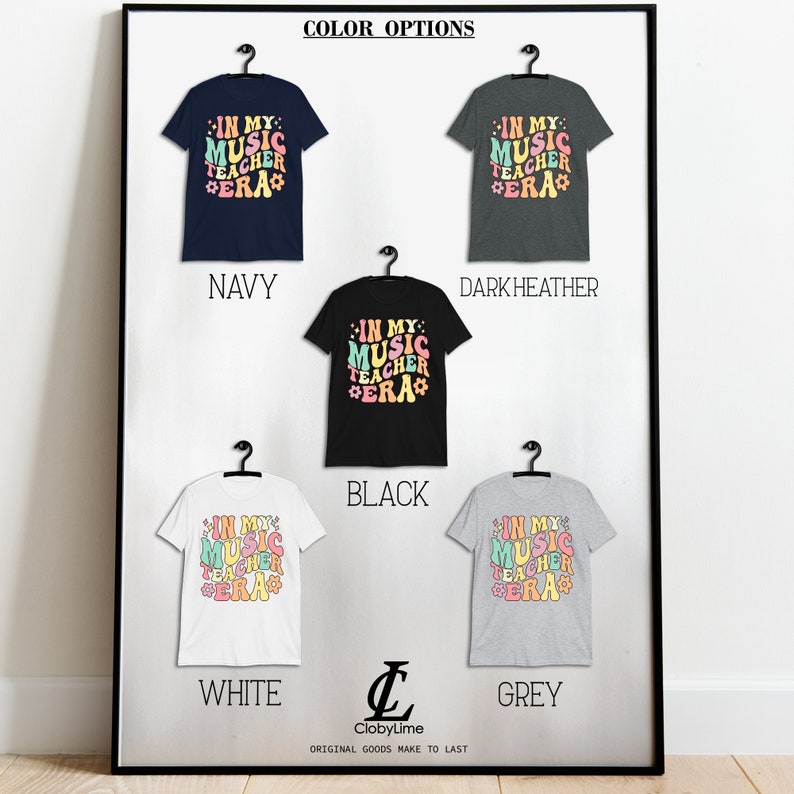 Pode incluir: Cinco camisetas em diferentes cores, azul marinho, cinza escuro, preto, branco e cinza, com o texto "In My Music Teacher Era" em uma fonte retr&ocirc; com letras e flores coloridas.