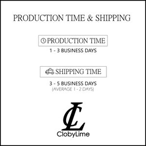 Puede incluir: Gr&aacute;fico en blanco y negro con el texto "PRODUCTION TIME & SHIPPING". Incluye detalles sobre el tiempo de producci&oacute;n (1-3 d&iacute;as laborables) y el tiempo de env&iacute;o (3-5 d&iacute;as laborables). El logotipo de ClobyLime est&aacute; en la parte inferior.