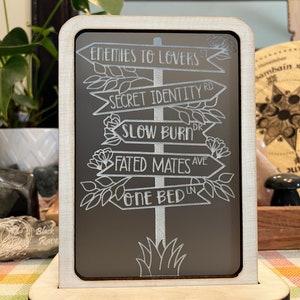 Los Tropes firman decoración de estantería Bookish / portavelas.
