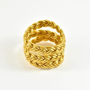 Klassisches doppelt geflochtenes goldenes buddhistisches Armband