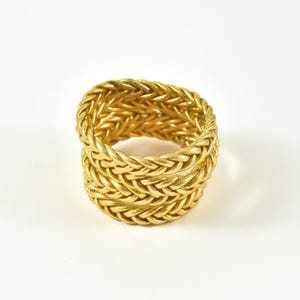 Bracciale buddista intrecciato in oro chiaro