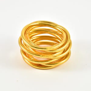 Tjock guldfärgad buddhistisk mantraarmband