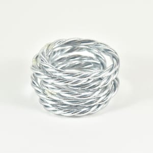 Glänzendes, silbernes, gedrehtes buddhistisches Armband