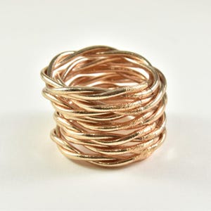 Gedraaide champagnekleurige armband met boeddhistische mantra