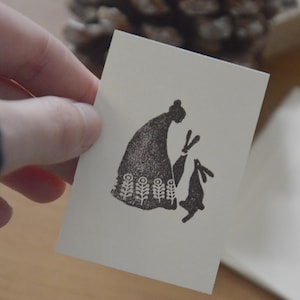 Meisje met konijnen - houten stempel