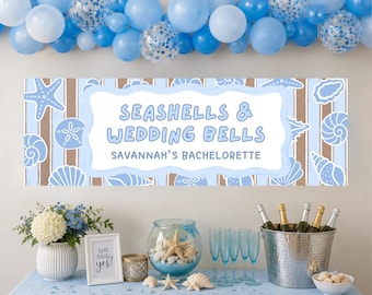 Puede incluir: Una pancarta azul y marrón con el texto "Seashells & Wedding Bells" y "Savannah's Bachelorette", adornada con ilustraciones de conchas marinas. Una mesa está decorada con champán, flores y conchas marinas para una celebración.
