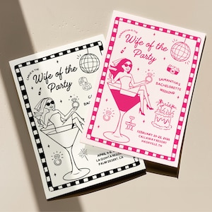 以下が含まれることがあります： 「Wife of the Party」の文字と、マティーニグラスに入った女性のイラストが描かれた2枚の長方形のカード。1枚は白黒、もう1枚はピンク色で、独身最後の週末についてのテキストが書かれています。
