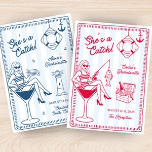 Op de afbeelding: Twee geïllustreerde uitnodigingen voor een vrijgezellenfeest. Eén is blauw, de andere rood. Elk bevat een vrouw in een martini-glas, de tekst "She's a Catch!" en evenementdetails. De blauwe uitnodiging is voor Charleston, South Carolina.