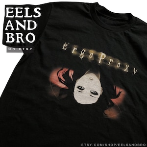 Puede incluir: Camiseta negra con el texto "Ergo Proxy" sobre una ilustración estilizada de una cara con cabello oscuro y piel pálida. La camiseta también tiene el texto "EELS AND BRO" y la URL de la tienda Etsy.