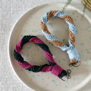 PULSERA DE LLAVERO PERSONALIZADA, Llavero de macramé trenzado, Pulsera con llavero, Llavero colorido, Llavero con cordón, Llavero giratorio