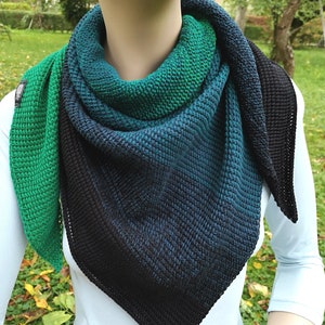 Chal de estilo urbano verde y negro, bufanda de algodón única para todas las estaciones, prenda de moda alternativa y cómoda para mujeres y hombres.