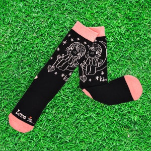 El amor es... Calcetines de paciencia, calcetines de San Valentín, calcetines de pareja, regalos para ella, dibujos animados cómicos famosos, cielo estrellado para ti