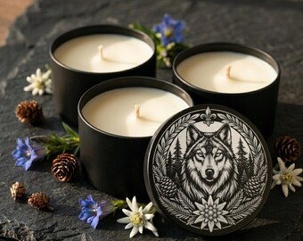 Vela de soja grabada con lobo, aroma a bosque encantado, frasco negro mate.