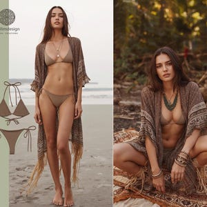 Könnte beinhalten: Eine Frau in einem braunen Bikini und einem gemusterten Schal mit Fransen. Der Bikini wird links gezeigt. Der Schal hat ein detailliertes Design und ist über die Schultern drapiert. Der Hintergrund ist eine Strandszene.