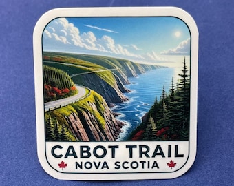 Può includere: Un adesivo quadrato con una vista panoramica del Cabot Trail in Nuova Scozia. L'immagine mostra una strada tortuosa lungo la costa con scogliere, alberi e l'oceano sotto un cielo blu. Il testo "CABOT TRAIL NOVA SCOTIA" è visualizzato.