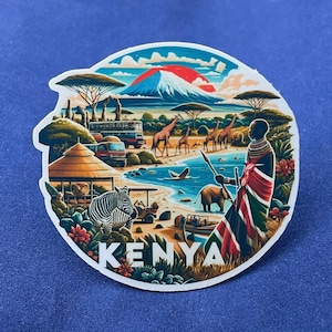 Può includere: Un adesivo rotondo con un'illustrazione colorata del Kenya. Il design include giraffe, un elefante, una zebra, un autobus e una persona in abiti tradizionali. La parola "KENYA" è stampata in bianco in basso.