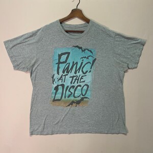 Camiseta vintage com logo grande do Panic At The Disco Camiseta vintage com gola redonda do Panic At The Disco Camiseta vintage com estampa de pulôver do Panic At The Disco tamanho GG