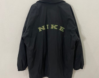 Giacca Nike vintage Giacca Nike vintage anni '90 con grande logo Giacca Nike vintage anni '90 con grande logo ricamato Taglia XXL